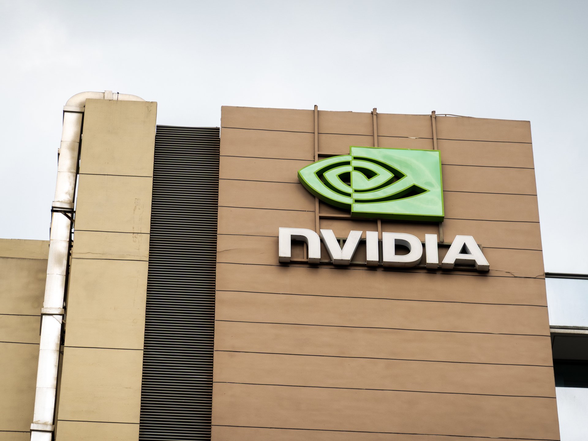 一个月蒸发8000亿美元，英伟达“市值神话”为何